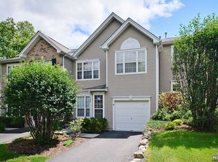 393 Green Mountain Rd, Mahwah, NJ 07430