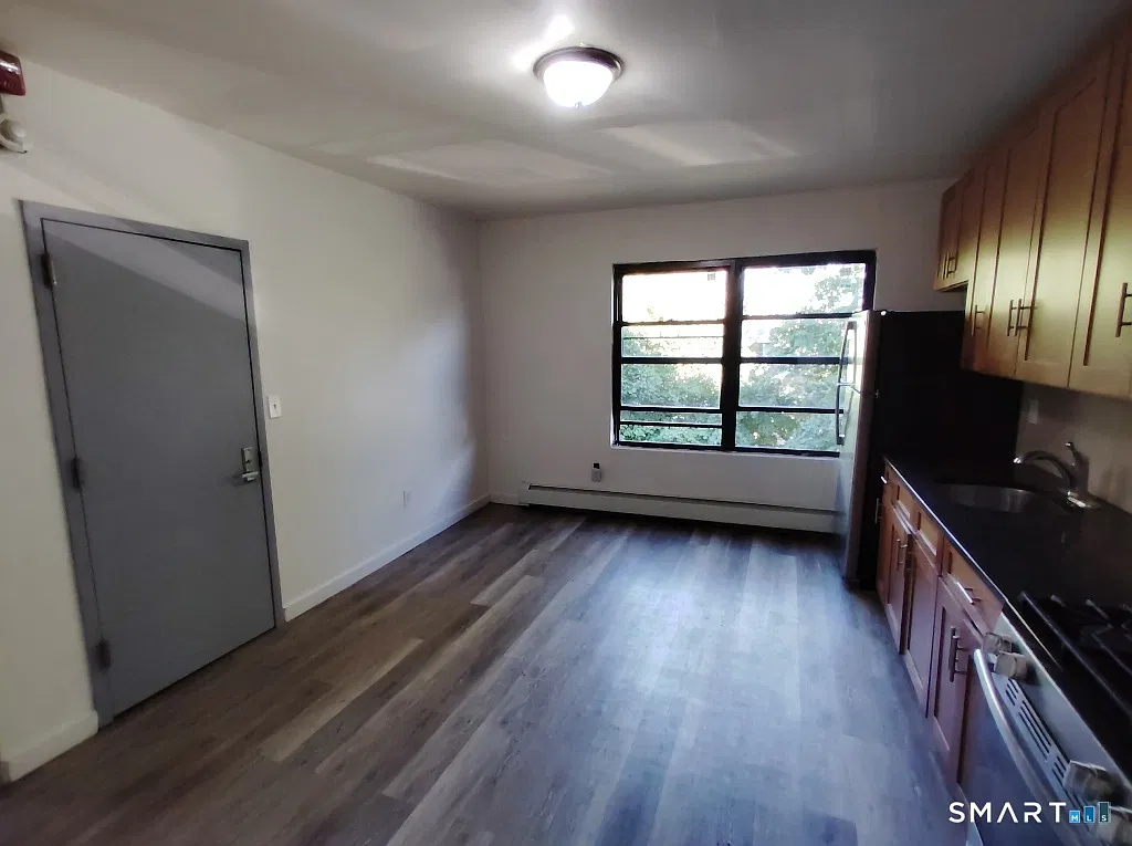 3 bed, 1.0 bath, 1308 sqft, $1,900 — Photo 4