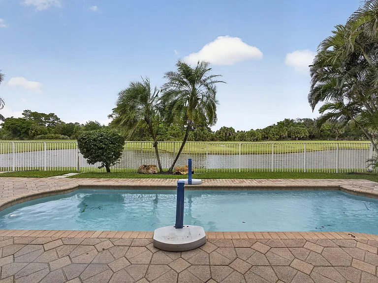 1724 Annandale Cir — Photo 76