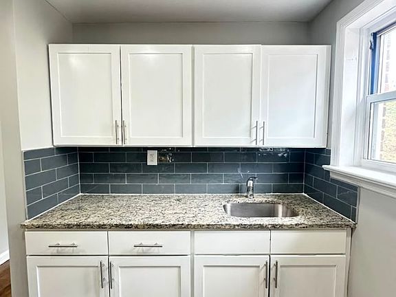 4th image of 139 Halsted St