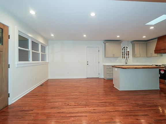 3rd image of 440 S May St