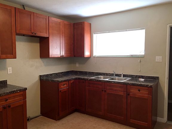 5th image of 3220 Lindell Ave