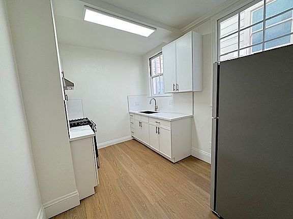 4th image of 630 33rd Ave #1