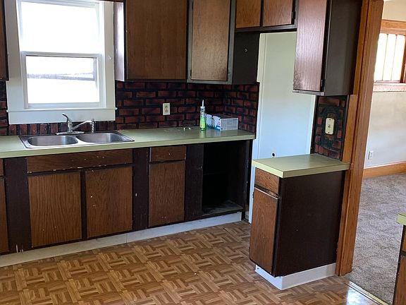 3rd image of 1975 E 34th St