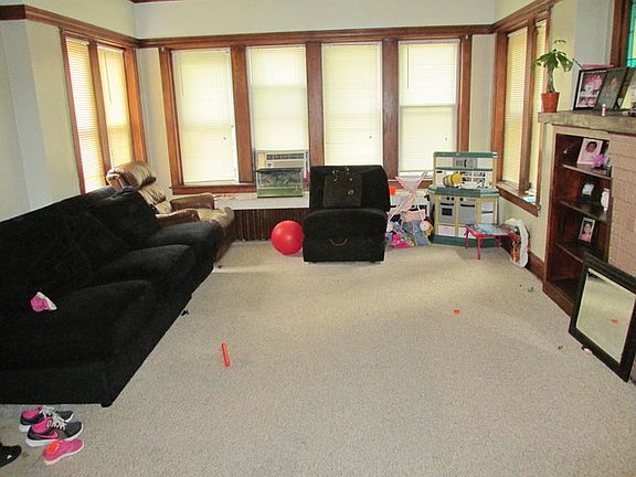 2nd image of 4116 W Oakdale Ave