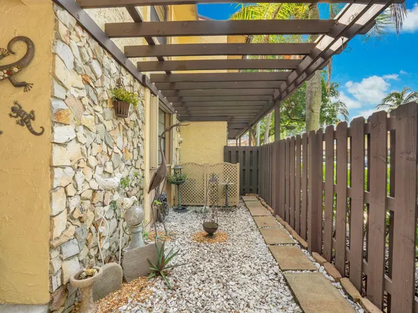 1142 N University Drive, Plantation, FL 33322