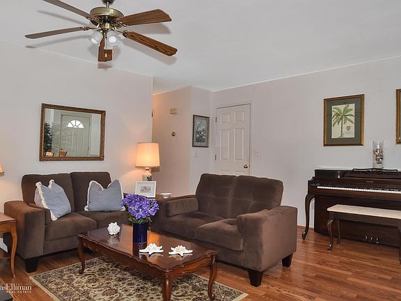 3rd image of 401 Cambridge Ct