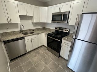 290 Grove St APT 1, Auburndale, MA 02466