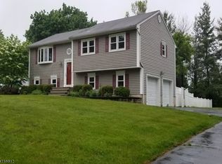 900 Rolling Hills Ln, Neshanic Station, NJ 08853