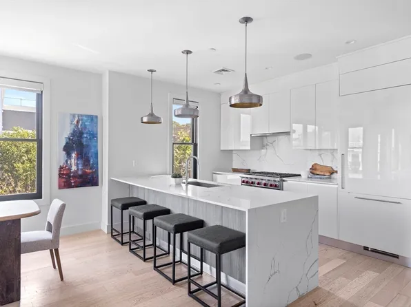 586 E 3rd St Unit 3, Boston, MA 02127