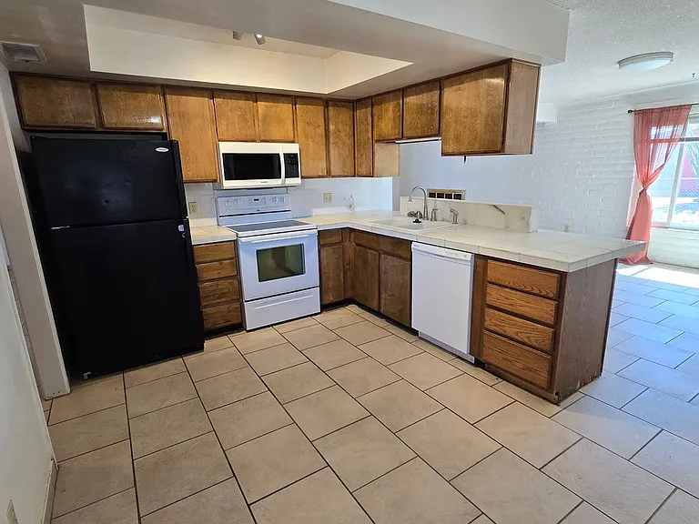 904 E Christmas Tree Ln — Photo 2