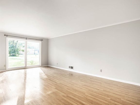 4th image of 1301 Oakwood Trl