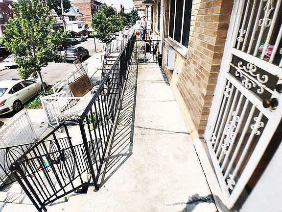 3rd image of 219 Bay 31st St #2D