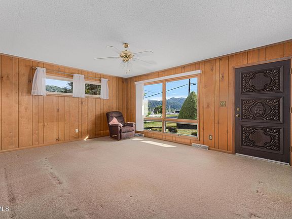 4th image of 320 Mountainview St