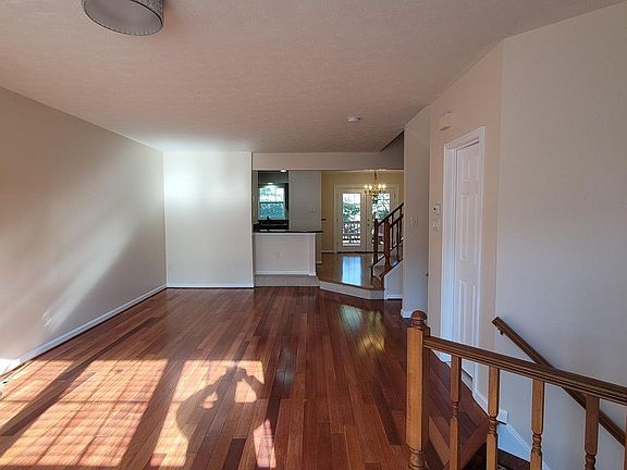 4th image of 34 Beacon Hill Ct