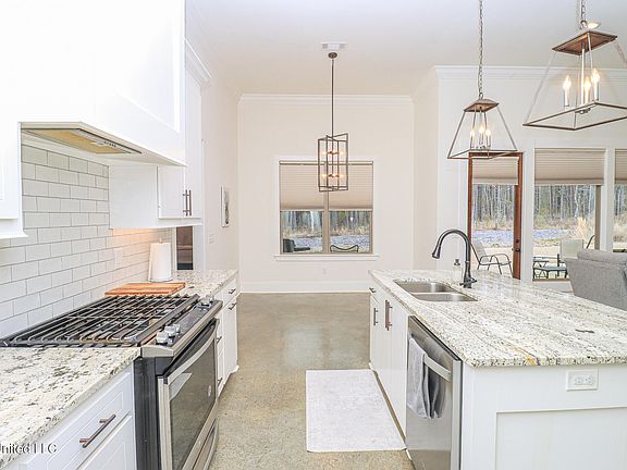 5th image of 637 Wild Horse Ln