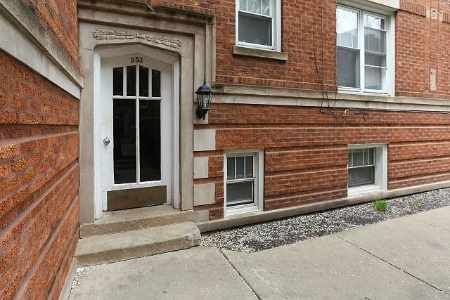 1st image of 953 W Cornelia Ave APT 1C