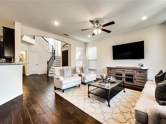 3rd image of 884 Vaquero St