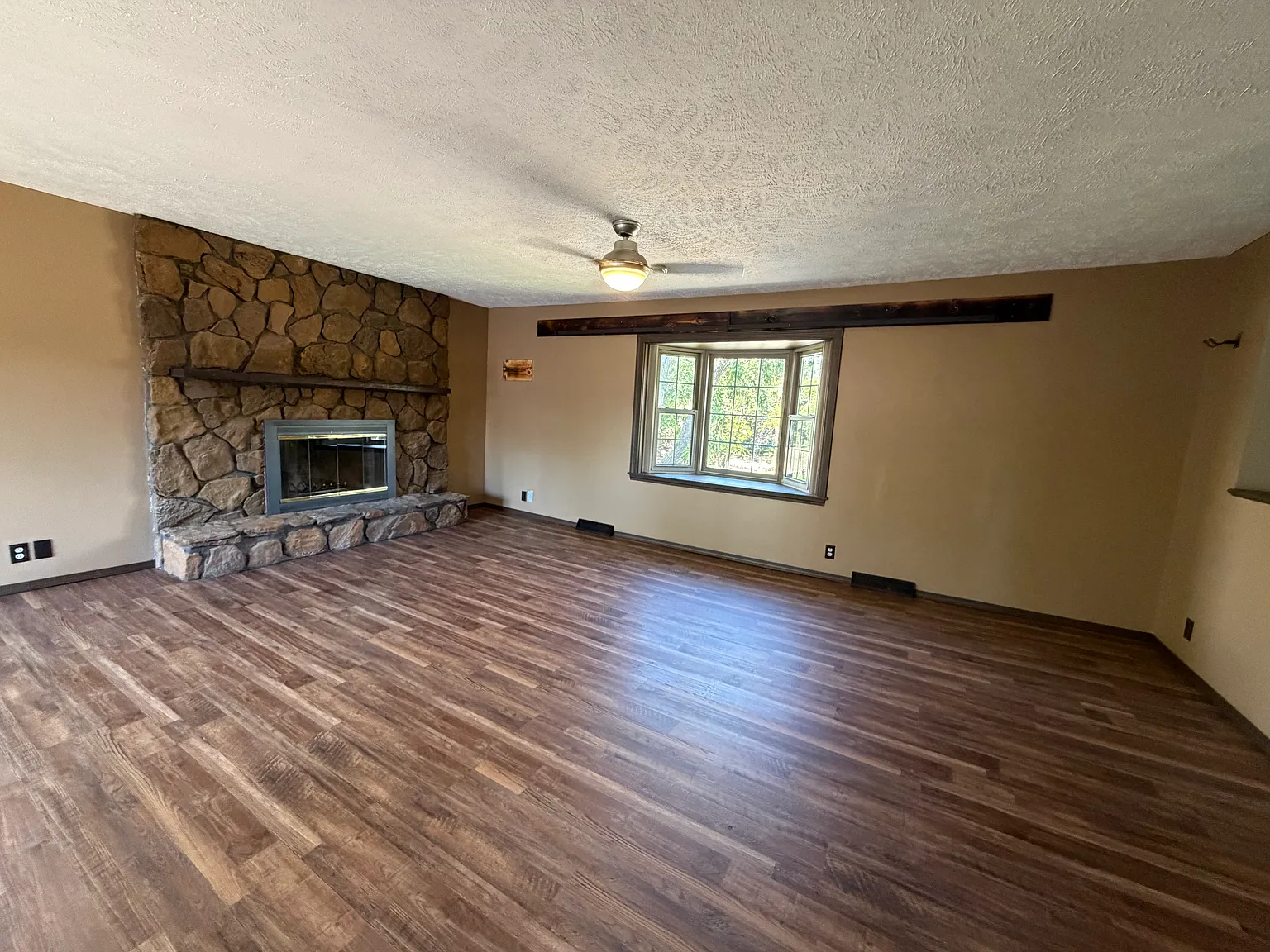 3 bed, 1230 sqft, $1,995 — Photo 4