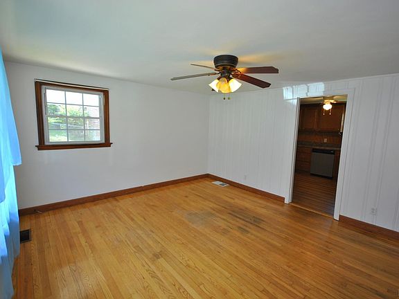 4th image of 134 Edgewood Ln
