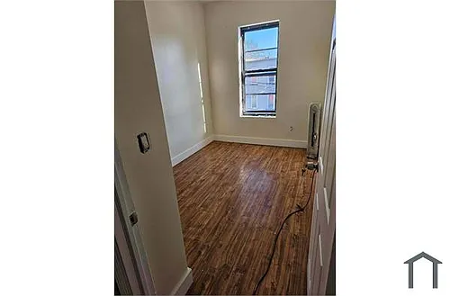 585 Bristol St Photo 1