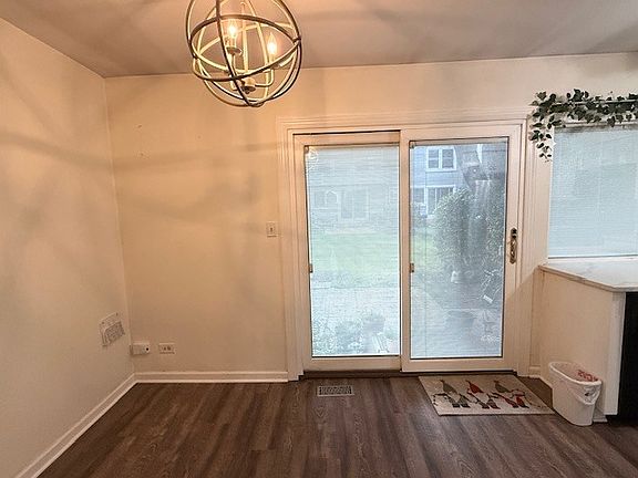 4th image of 1990 Oxford Ln