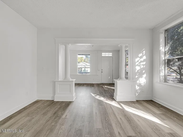 522 W 21st St — Photo 12