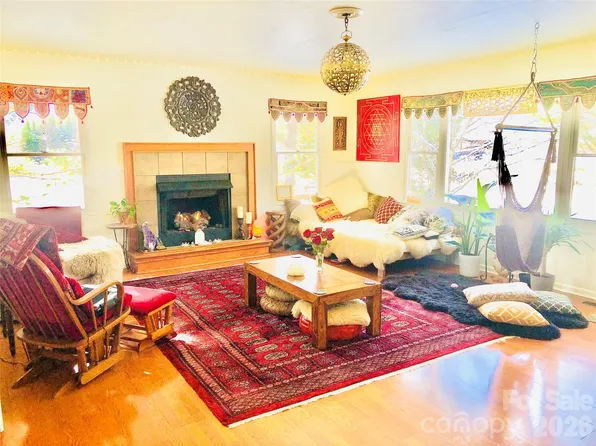 3 Taproot Trl, Barnardsville, NC 28709