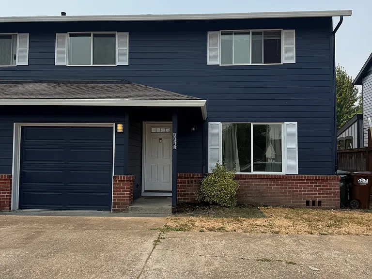 1426 NE Thomas Ct — Photo 1