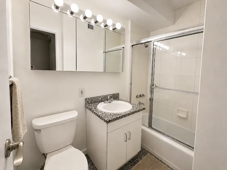 330 E 46th St #3V — Photo 2