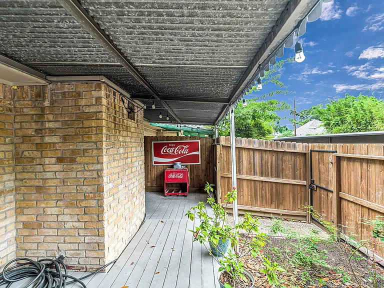 1669 W Sam Houston Pkwy S — Photo 29