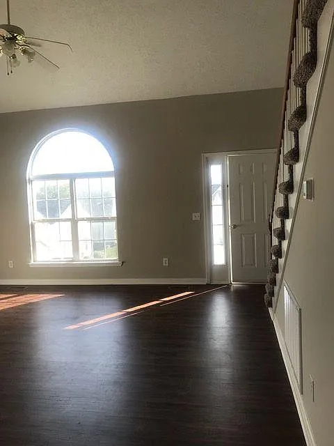 297 Iris Dr — Photo 2