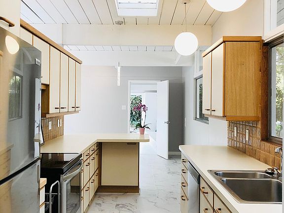 5th image of 876 Melville Ave