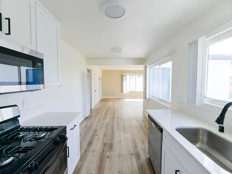239/241 Avenida Pelayo — Photo 13