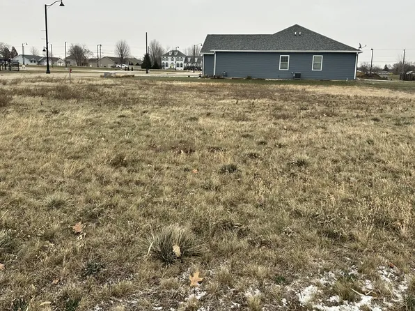 11 Pointe Blvd, Peru, IL 61354