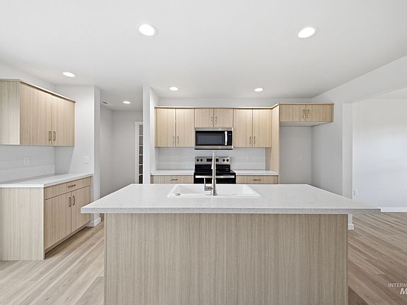 4th image of 13718 Inman Ct