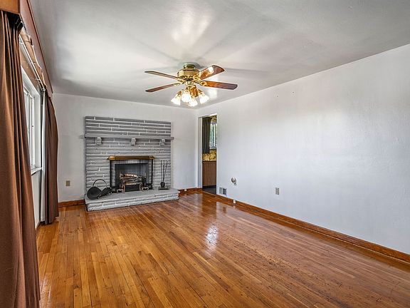 3rd image of 105 Magnolia St