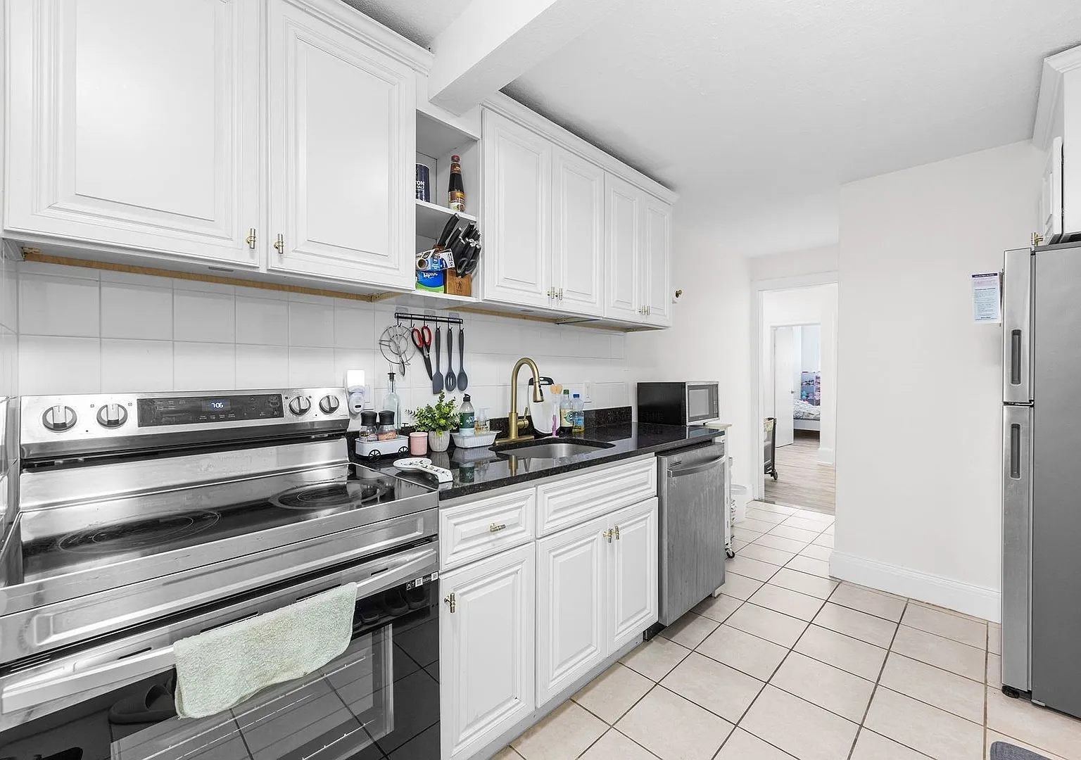 1 Bed - Close to T - Private Patio - Laundry in Building — Photo 1