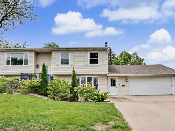 1212 N 12th St, Clinton, IA 52732