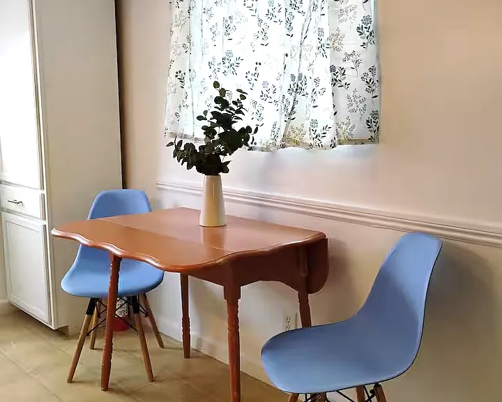 Dining w/privacy window (cannot see in or out of the glass)