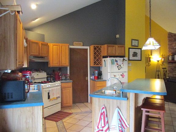 5th image of 389 Old Fox Hill Ln