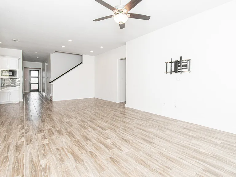 308 Saturnia Dr — Photo 2