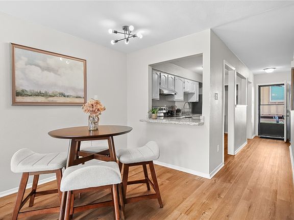 5th image of 3923 Old Oaks Dr APT 2