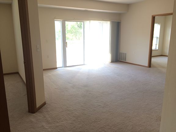 5th image of 1480 Applewood Ct W Unit 102