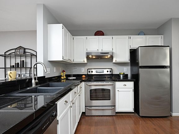 4th image of 103 Sir Richard Ln