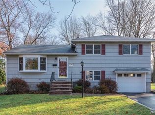 21 Wilda Ln, Waldwick, NJ 07463