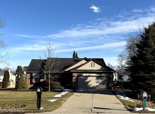 9477 Sandlewood Ct, Whitmore Lake, MI 48189