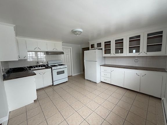 4th image of 23 Louis St #2