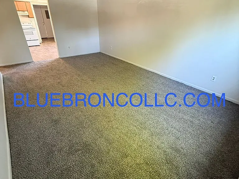 Updated 2-Bedroom Apartment in Raytown — Photo 2