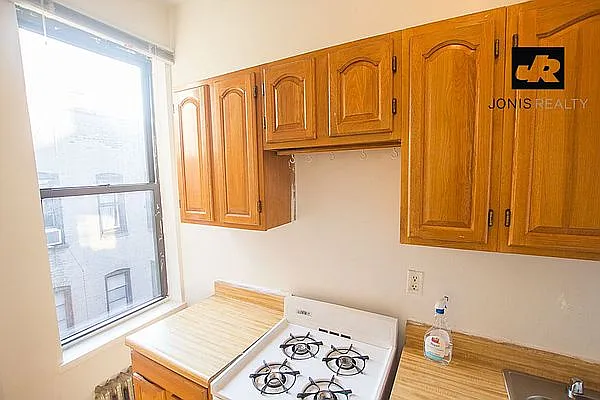 Rented by Jonis Realty | media 8